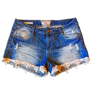 HOT KISS distressed med wash w/white lace jean CiCi short shorts. Sz. 13